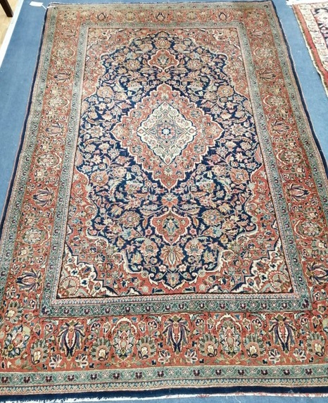 A Kashan rug 204 x 133cm